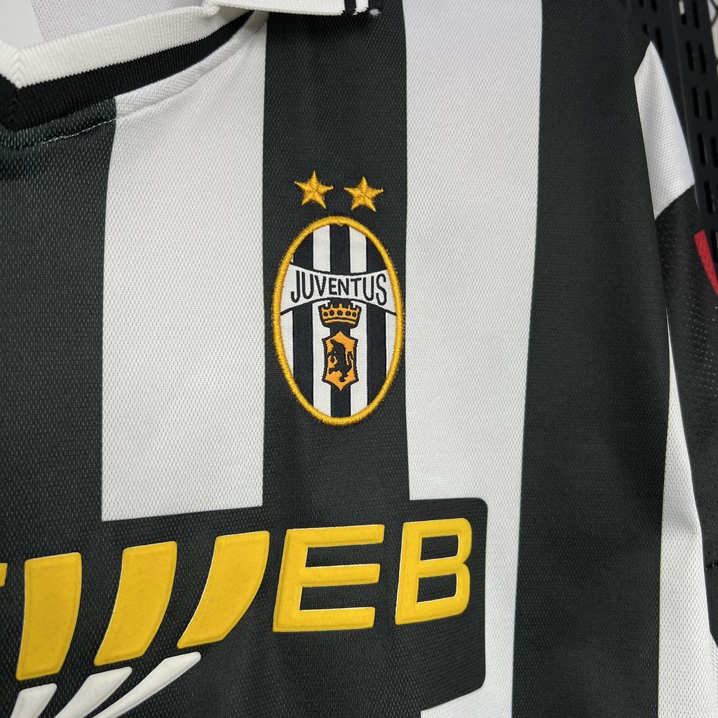 Retro Juventus Home Kit 2001/02 Football Jersey product image 5