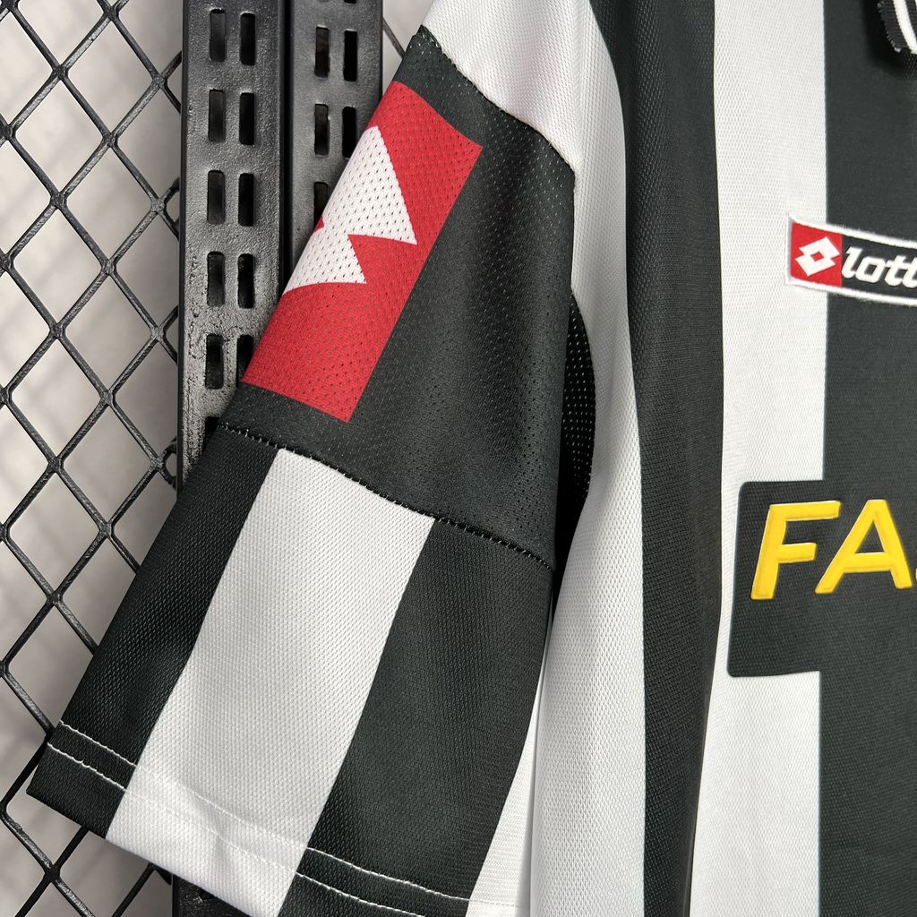 Retro Juventus Home Kit 2001/02 Football Jersey product image 3