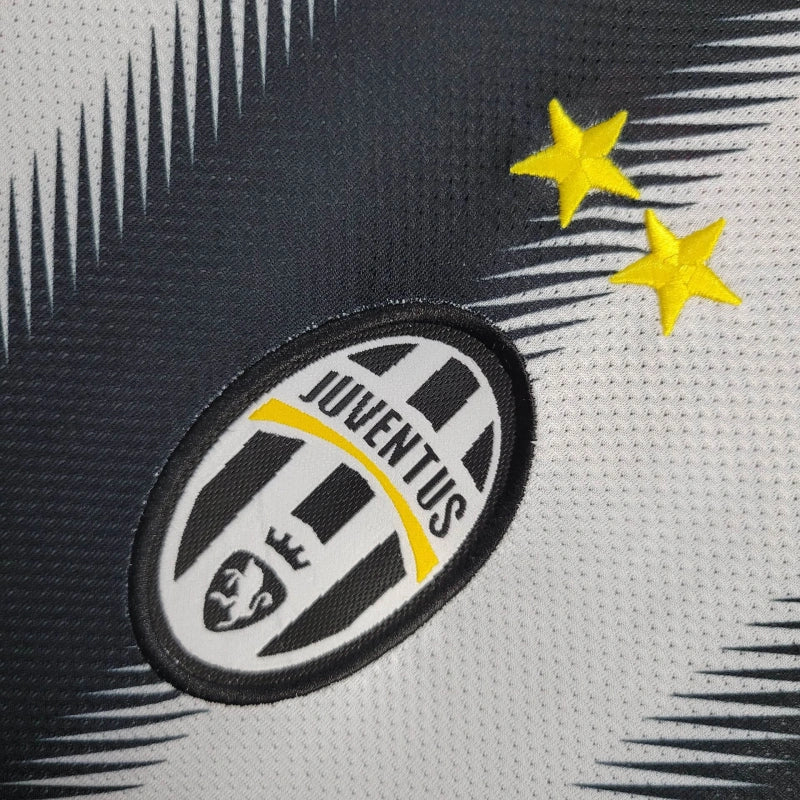 Retro Juventus Home Kit 11/12 Football Jersey product image 2
