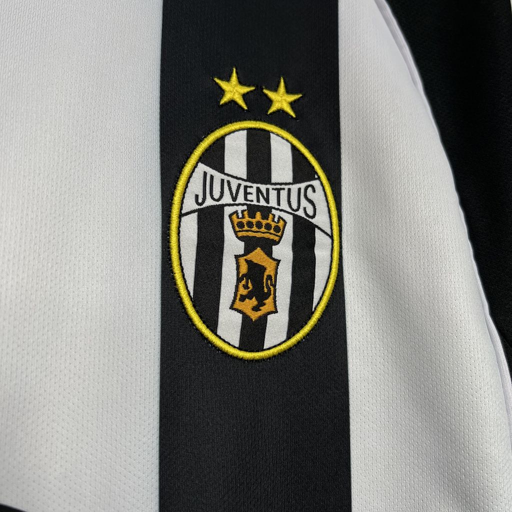 Retro Juventus Home Kit 2002/03 Football Jersey product image 5