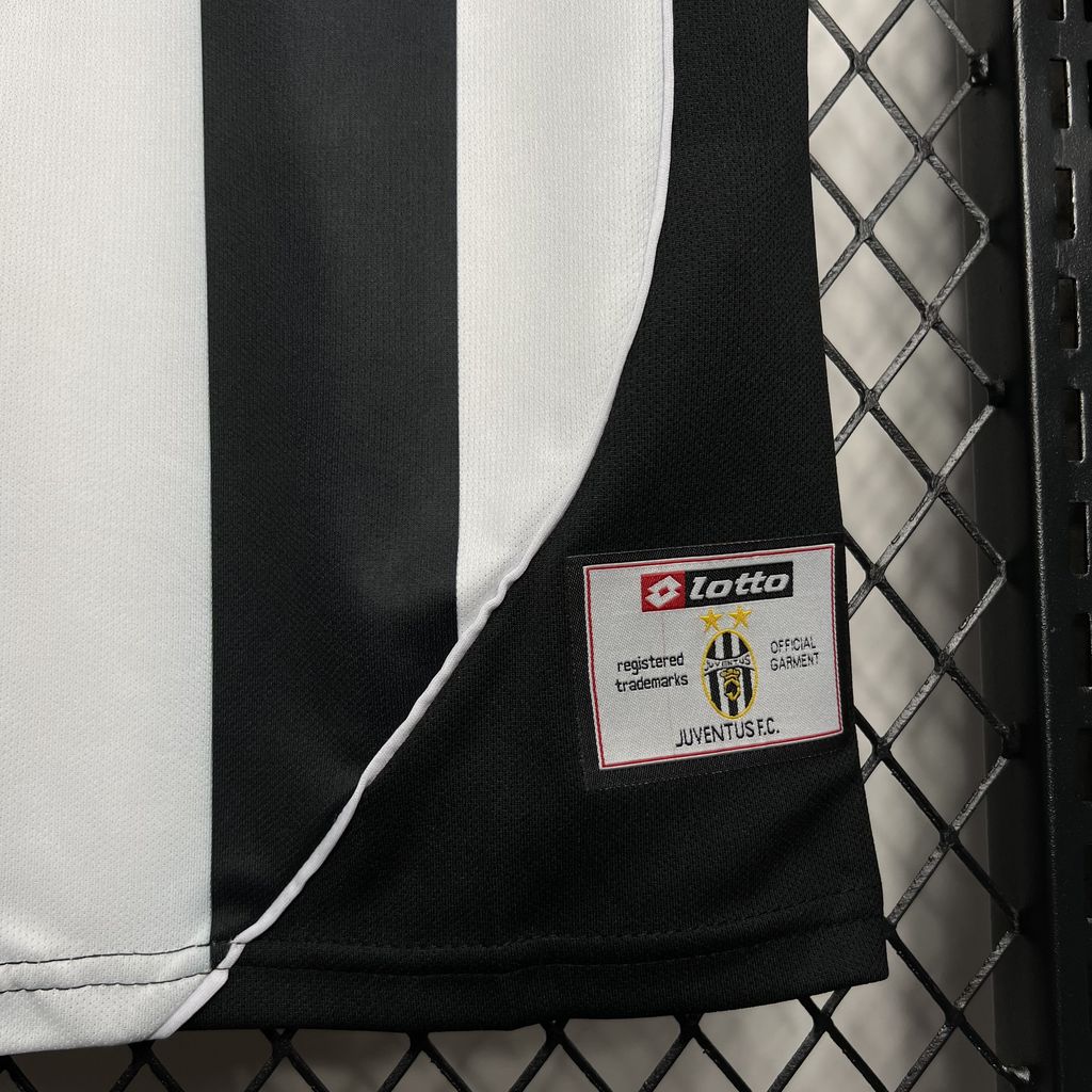 Retro Juventus Home Kit 2002/03 Football Jersey product image 6