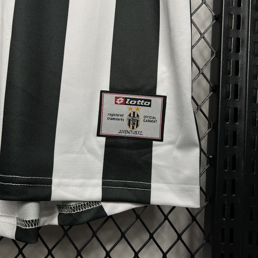 Retro Juventus Home Kit 2001/02 Football Jersey product image 6