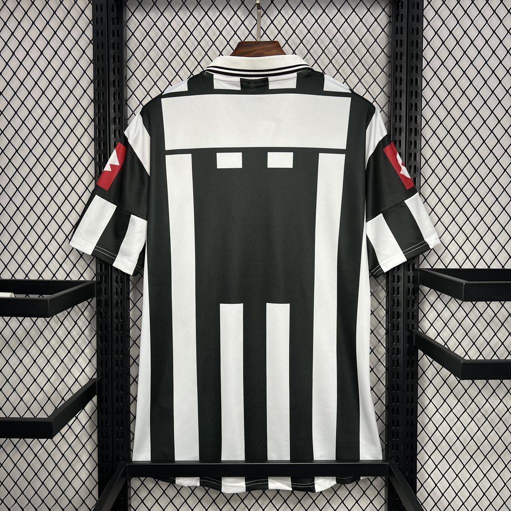 Retro Juventus Home Kit 2001/02 Football Jersey product image 8