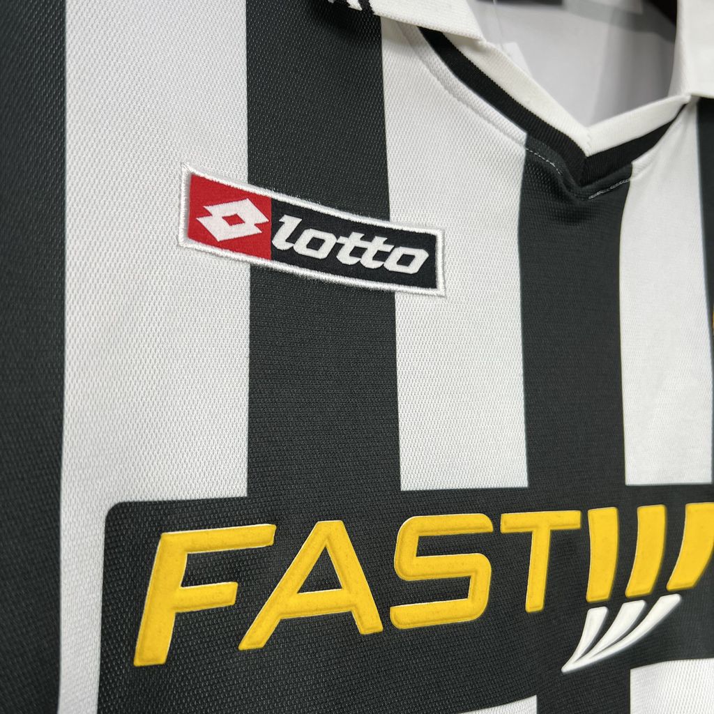 Retro Juventus Home Kit 2001/02 Football Jersey product image 4
