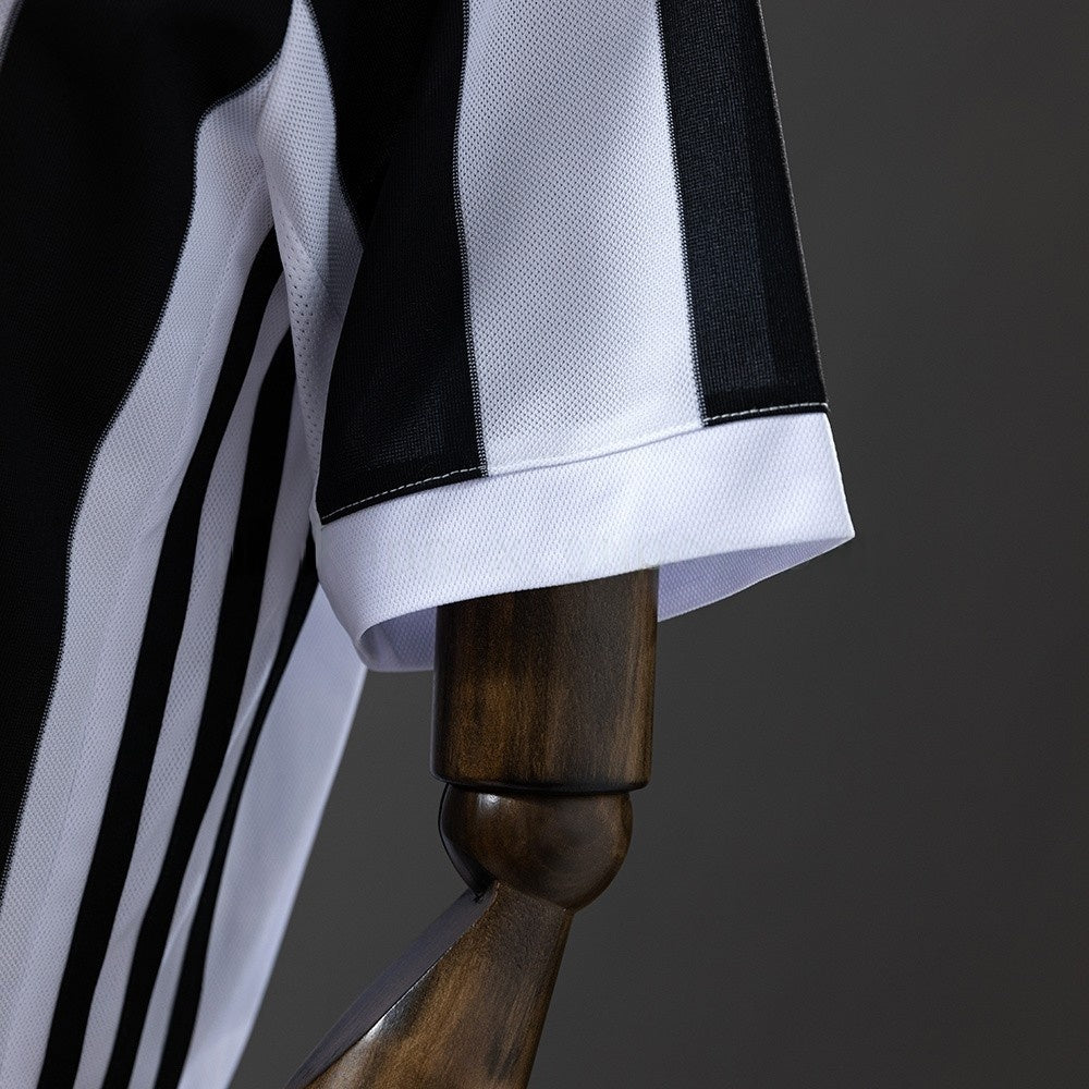 Juventus Jersey 2017/18 Home Retro Football Kit product image 3