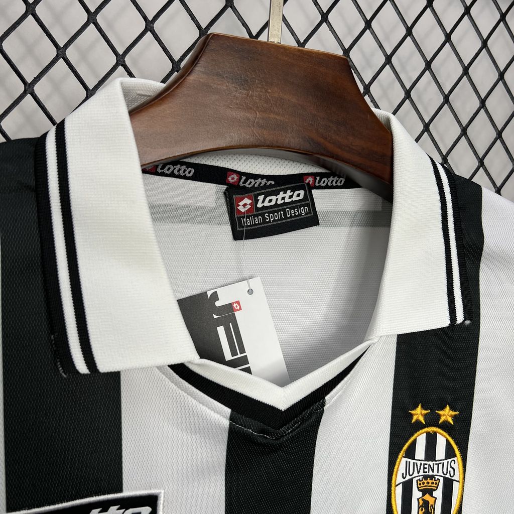 Retro Juventus Home Kit 2001/02 Football Jersey product image 2