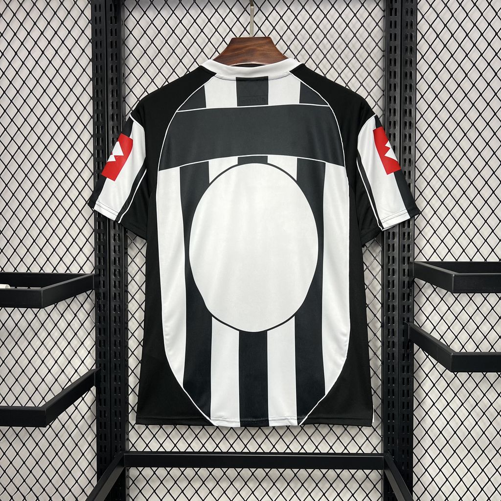 Retro Juventus Home Kit 2002/03 Football Jersey product image 8