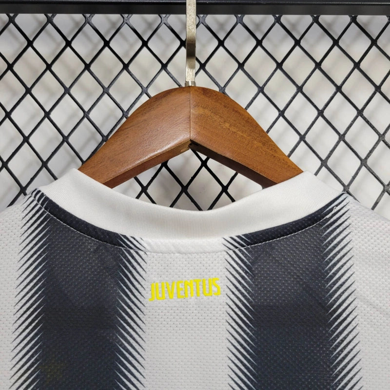 Retro Juventus Home Kit 11/12 Football Jersey product image 4