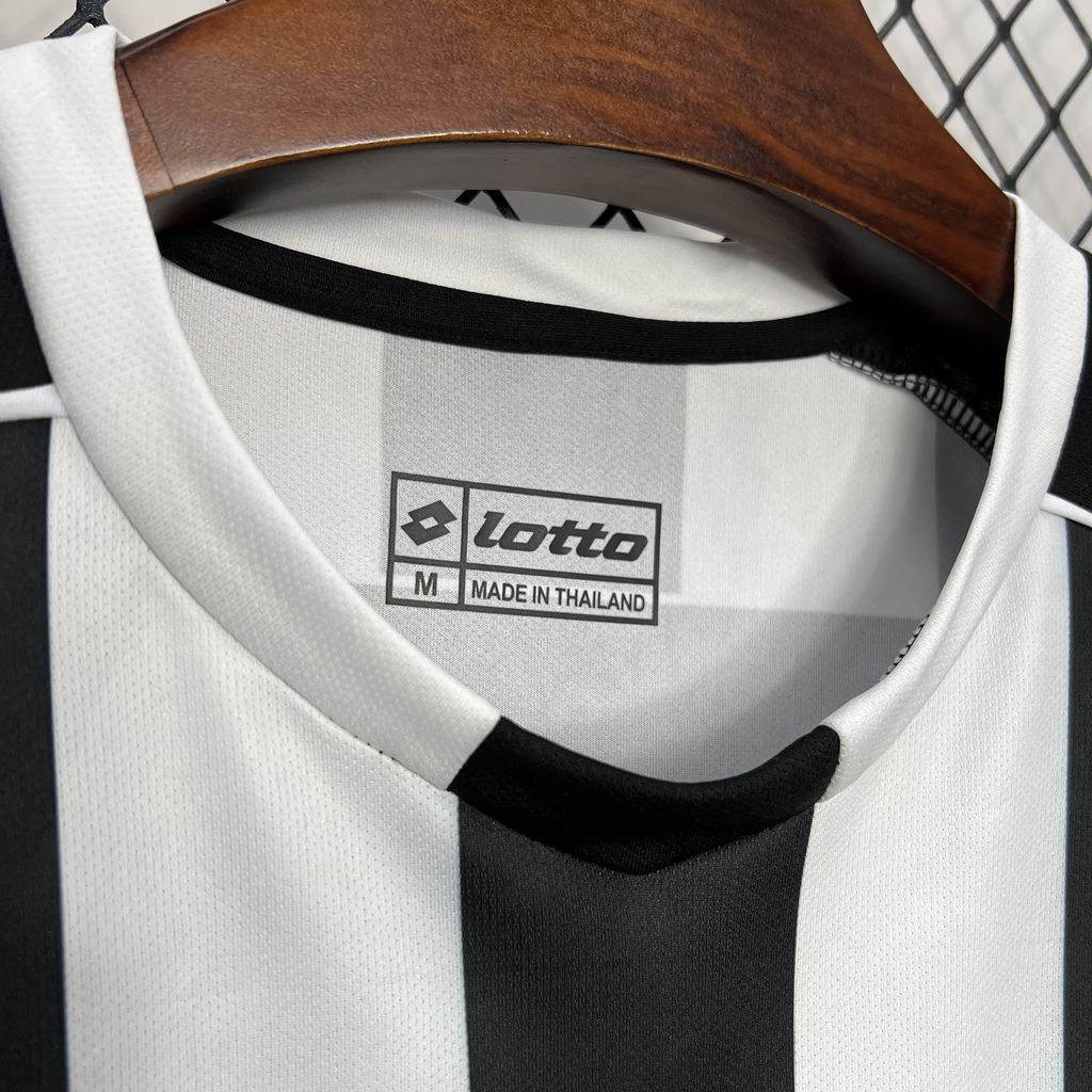 Retro Juventus Home Kit 2002/03 Football Jersey product image 4