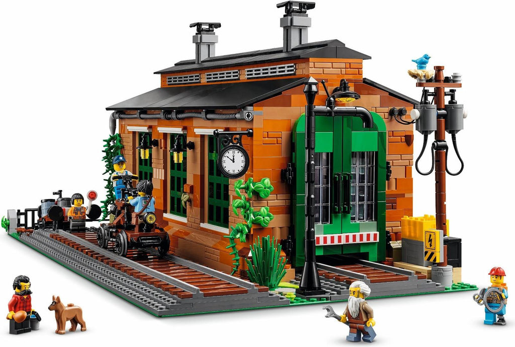 910033 Old Train Engine Shed (Retired) LEGO BrickLink product image 2, provided for visual reference and product detail