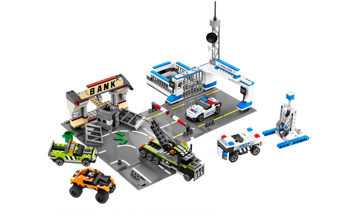 8211 Brick Street Getaway (Used) LEGO Racers product image 1, provided for visual reference and product detail review