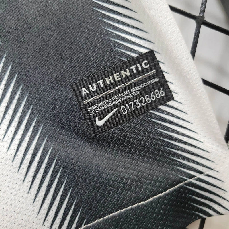 Retro Juventus Home Kit 11/12 Football Jersey product image 3